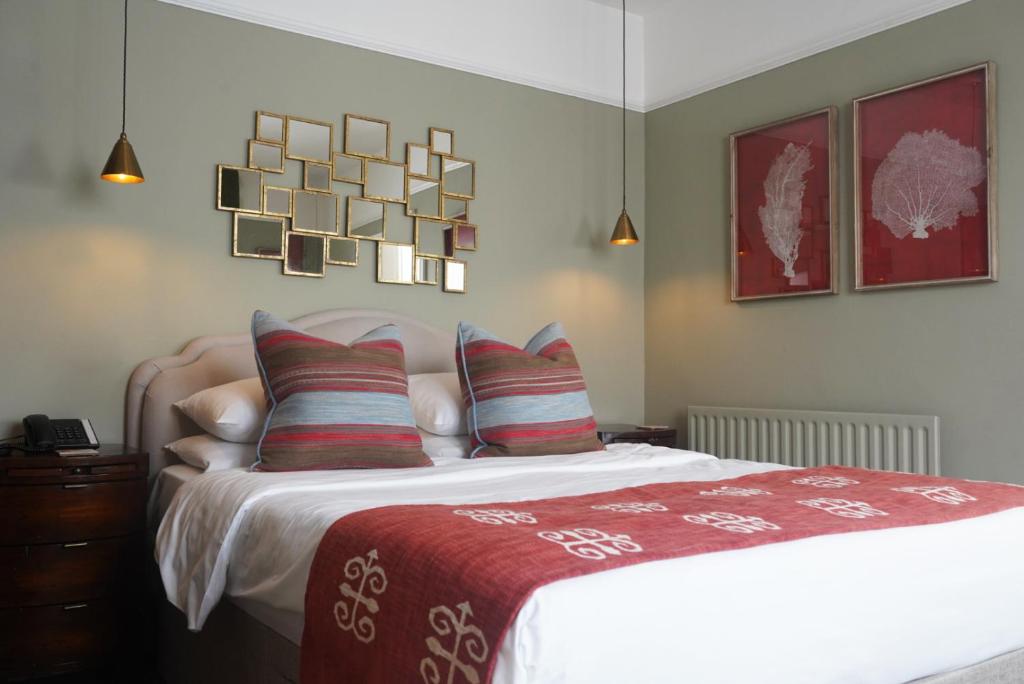 林肯塔楼酒店的一间卧室配有一张带红色毯子和枕头的床。