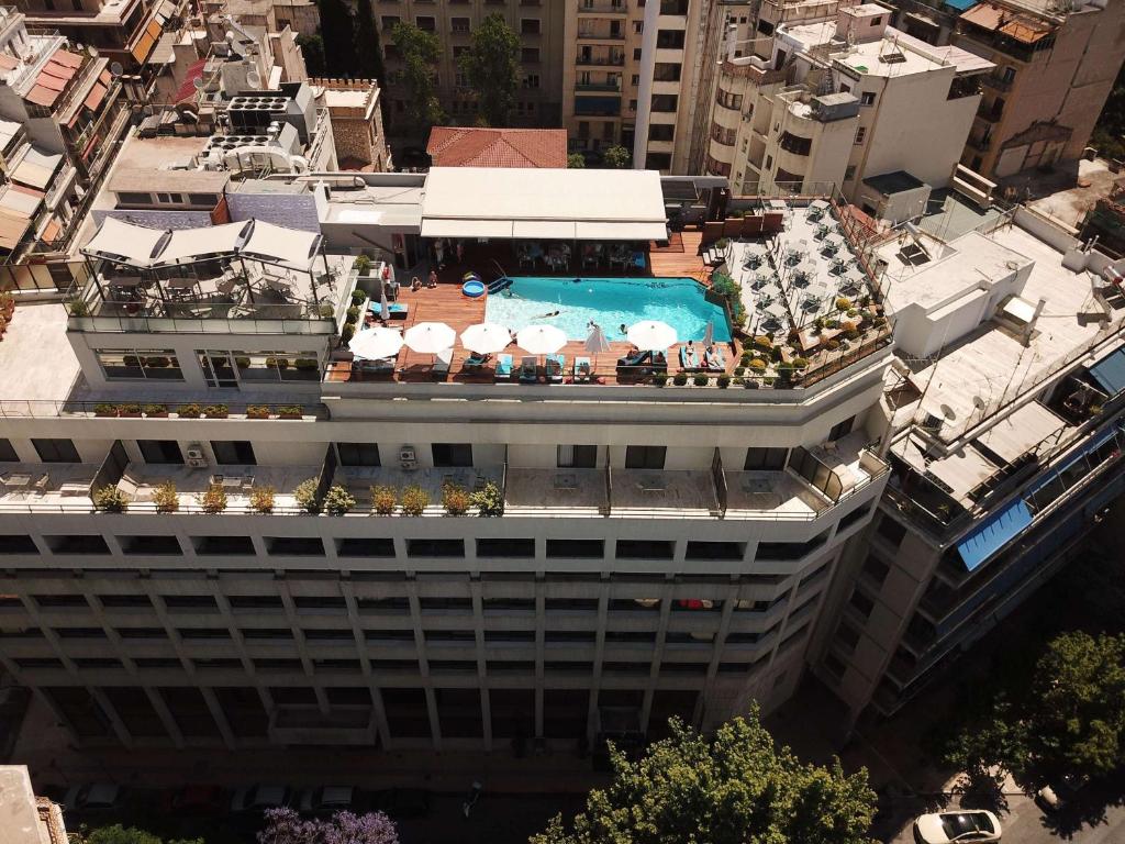 雅典雅典诺富特酒店的享有带游泳池的大楼的顶部景致