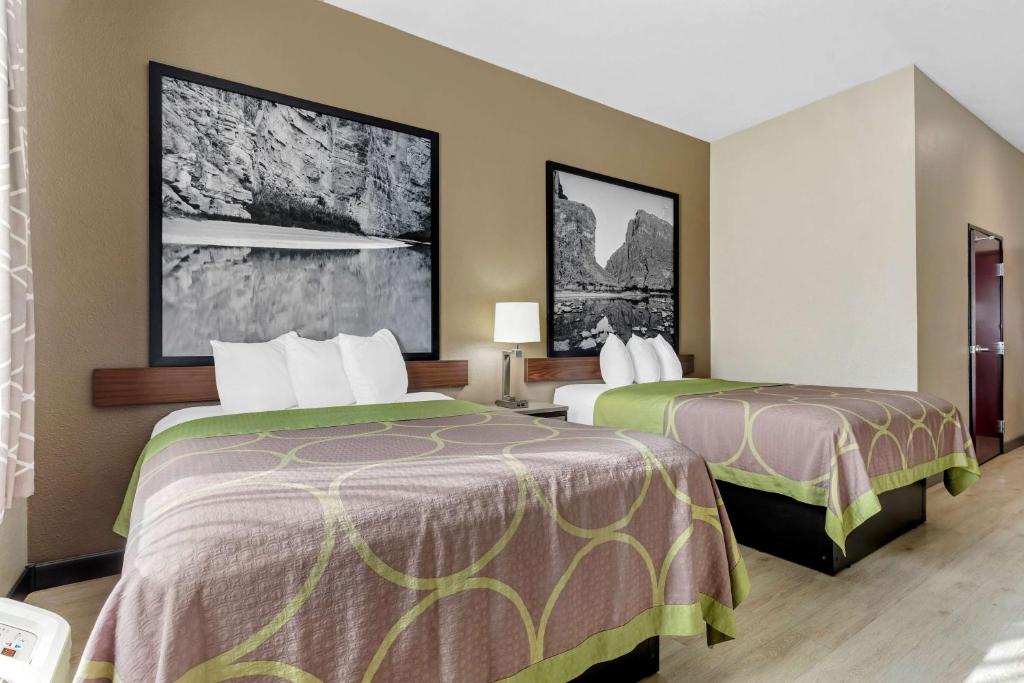 哈克高地Super 8 by Wyndham Harker Heights Killeen - Fort Cavazos的一间酒店客房,房间内设有两张床