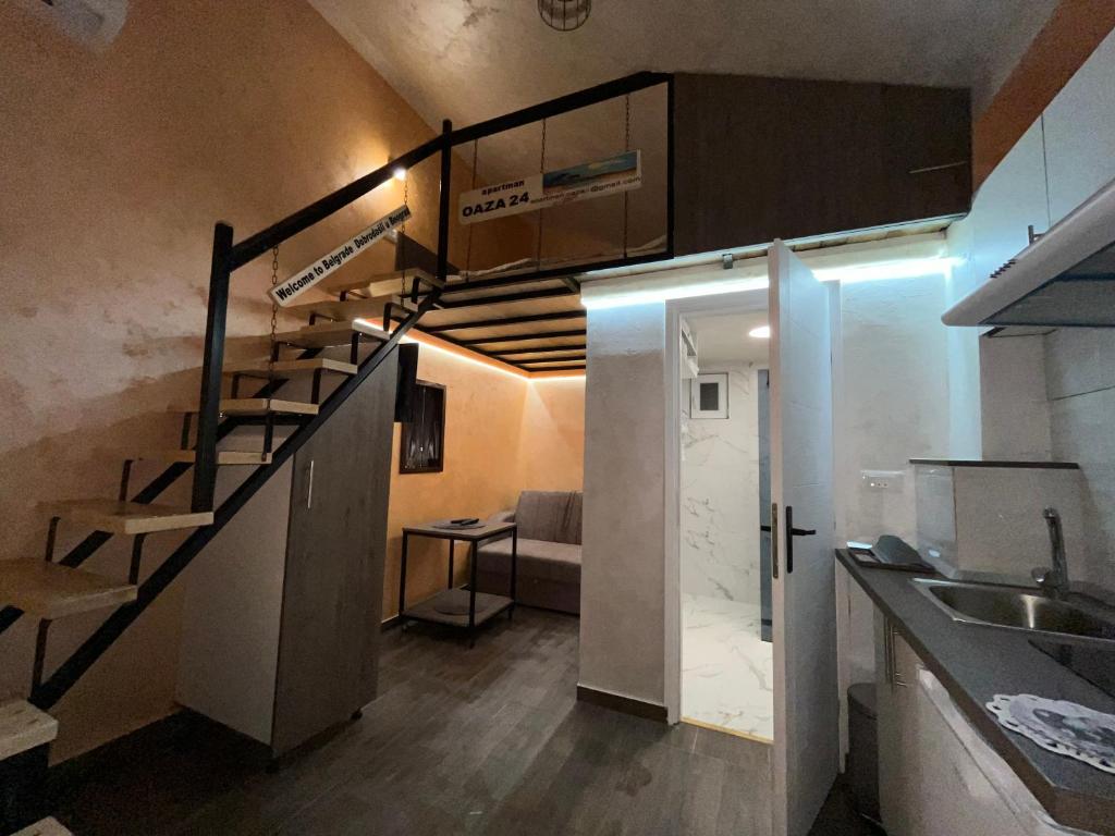 SurčinAPARTMAN OAZA 24的一个小房间,设有楼梯和厨房