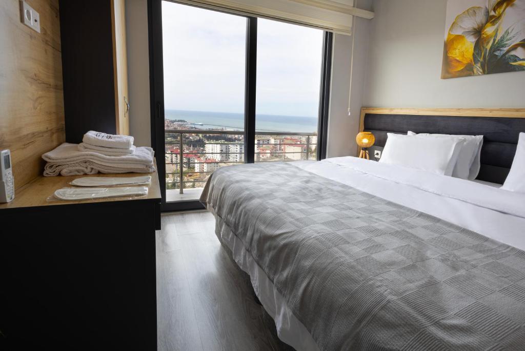 特拉布宗ZAL SUİTE的一间卧室设有一张大床和一个大窗户