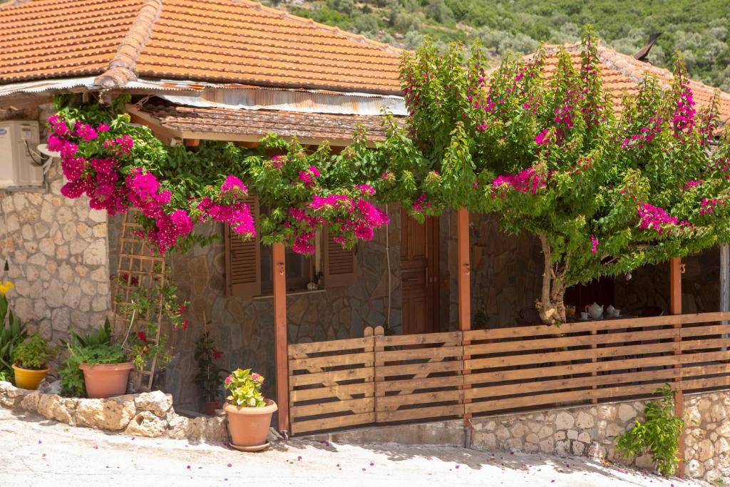 塞沃塔Elena’s House Sivota Lefkadas的前面有粉红色花的房子