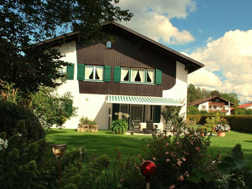 巴特拜尔索因Haus Jörg Sosna Modern retreat的绿色和白色的大房子