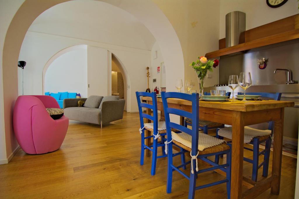 罗马卡萨布兰卡公寓 的厨房以及带桌椅的起居室。