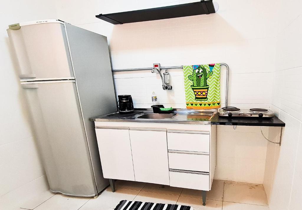 尼泰罗伊Residencial do Centro的一间带冰箱和水槽的小厨房