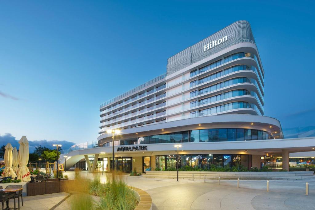 斯维诺乌伊希切Hilton Swinoujscie Resort And Spa的一座拥有许多窗户的大型建筑