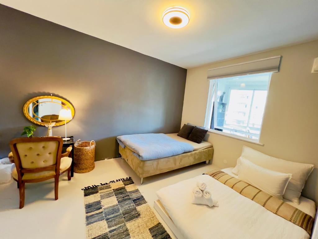 奥勒松Luxury Service Apartment by Chanya的卧室配有床、椅子和窗户。