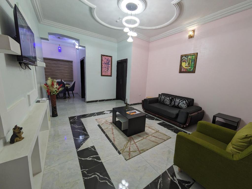 AkwaRacvity Homes Limited的客厅配有沙发和桌子