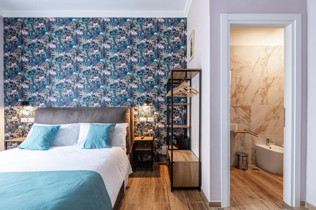罗马Affittacamere Casalí的一间卧室配有一张床和花卉壁纸