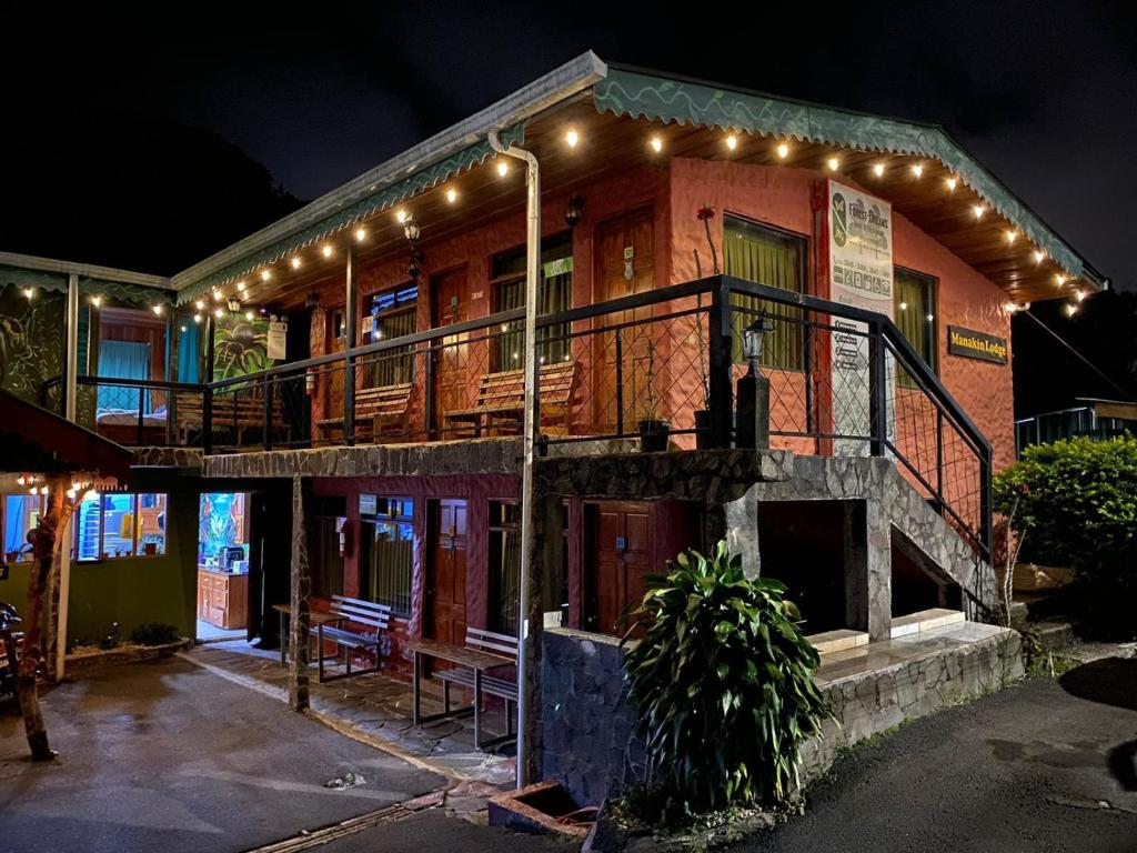 蒙泰韦尔德哥斯达黎加Manakin Lodge, Monteverde的一座带灯阳台的建筑
