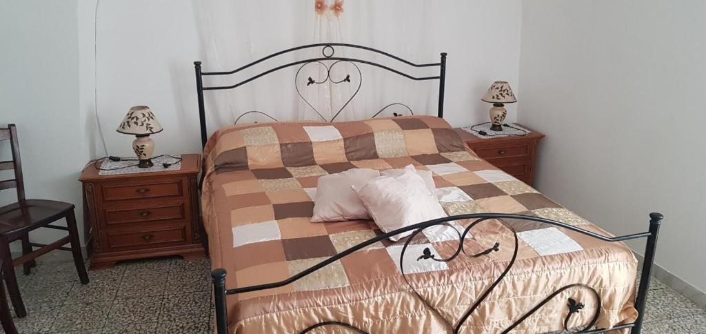 阿尔贝罗贝洛Trullo Chiancola Antica的一间卧室配有一张床和两个带灯的床头柜