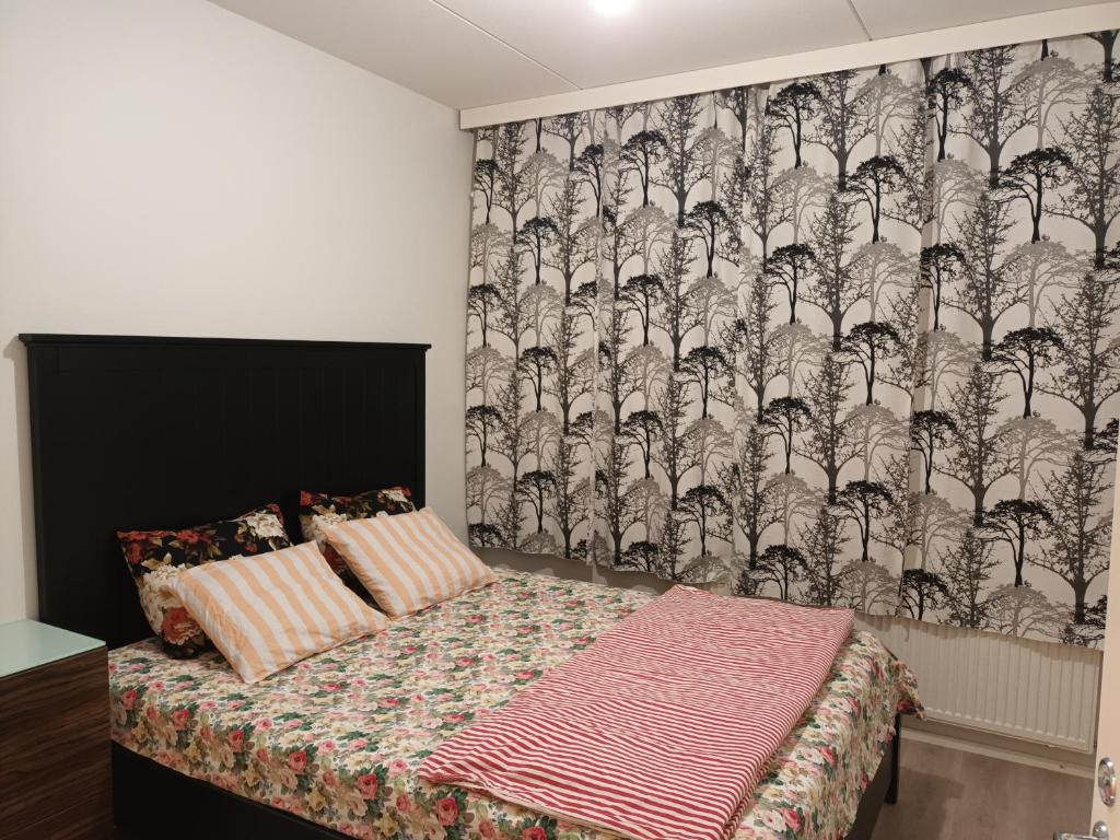 埃斯波Centrally Located Studio Apartment的一间卧室配有一张带图案墙壁的床