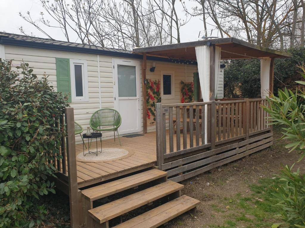 拉罗克当泰龙Camping Domaine des Iscles的房屋设有木甲板和凉亭