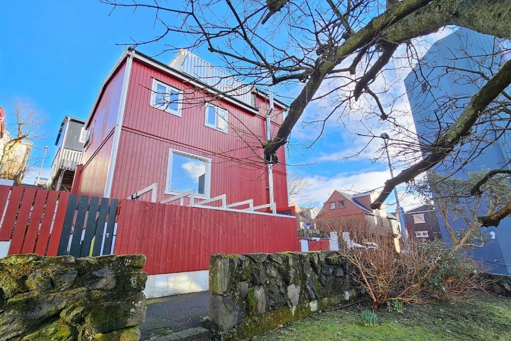 托尔斯港Rooftop Haven in the Heart of Tórshavn!的前面有栅栏的红色房子