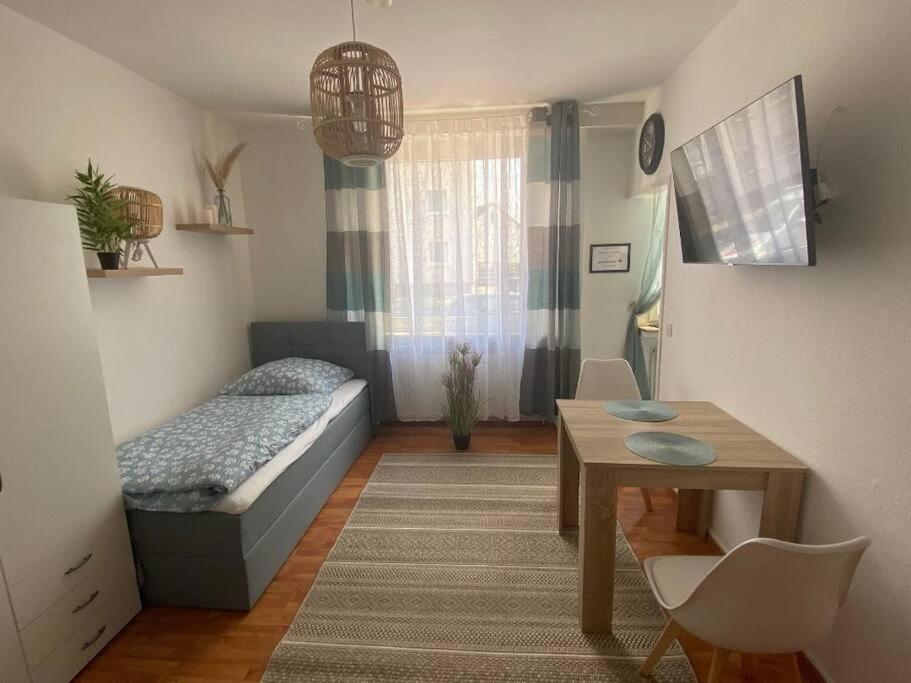 马尔gemütliches Apartment in Marl - WG 1的小房间设有一张床和一张桌子