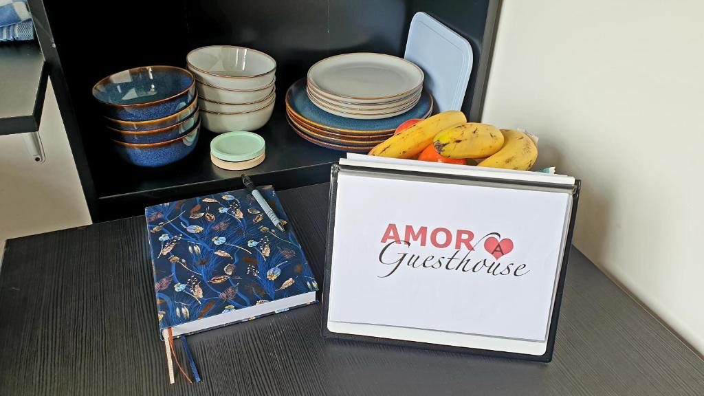 阿姆斯特丹Amor Guesthouse的一张桌子上带有一组板的标志
