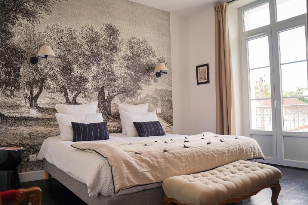 佩里格La Villa Marguerite的一间卧室配有两张床和壁画