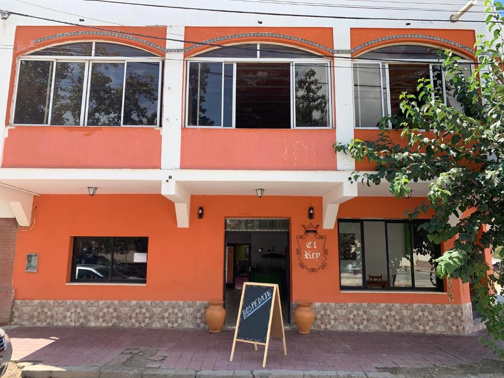 卡法亚特HOSTAL EL REY的一座橙色的建筑,前面有标志