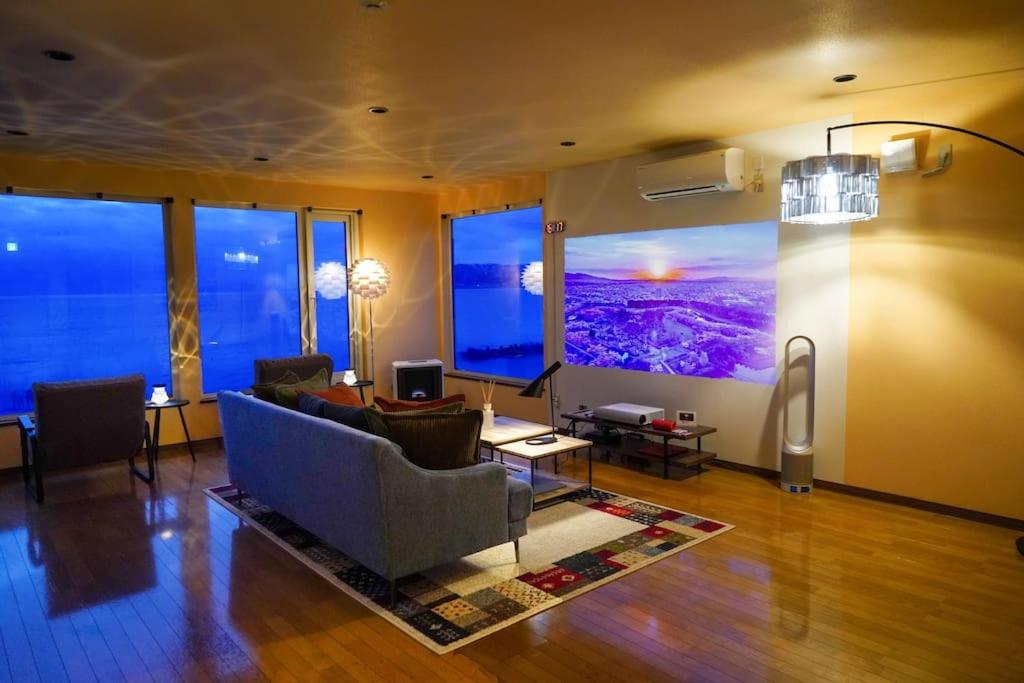 函馆Nesaki Native的客厅配有沙发和桌子