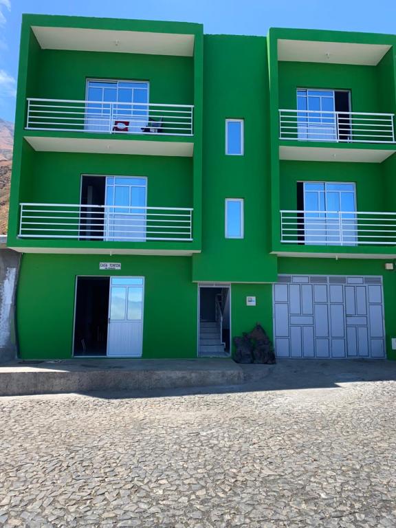 圣菲利佩Casa Tchitchi的绿色公寓楼设有2个阳台
