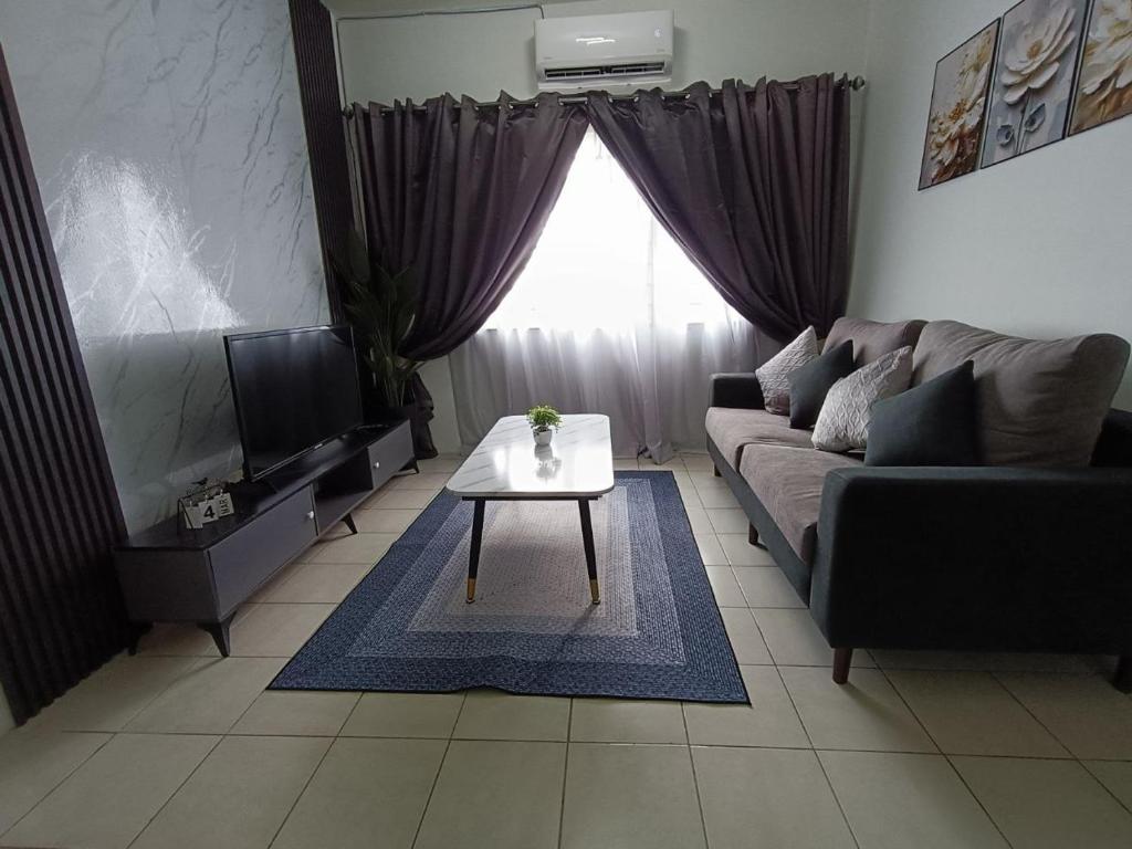 Cozy Nest at Coutryhomes Rawang by Bliss Stay Management的休息区