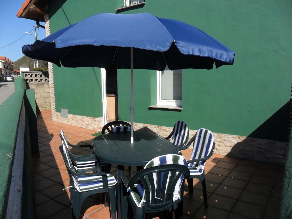 San Juan de la ArenaCasa Pepe El Segador - VV-1054-AS的露台的遮阳伞下的桌椅