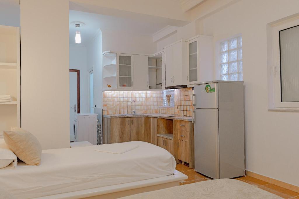 萨兰达Villa Xika的厨房配有两张床和冰箱