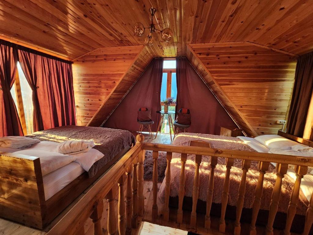 DandaloMountSide的小木屋内一间卧室,配有两张床