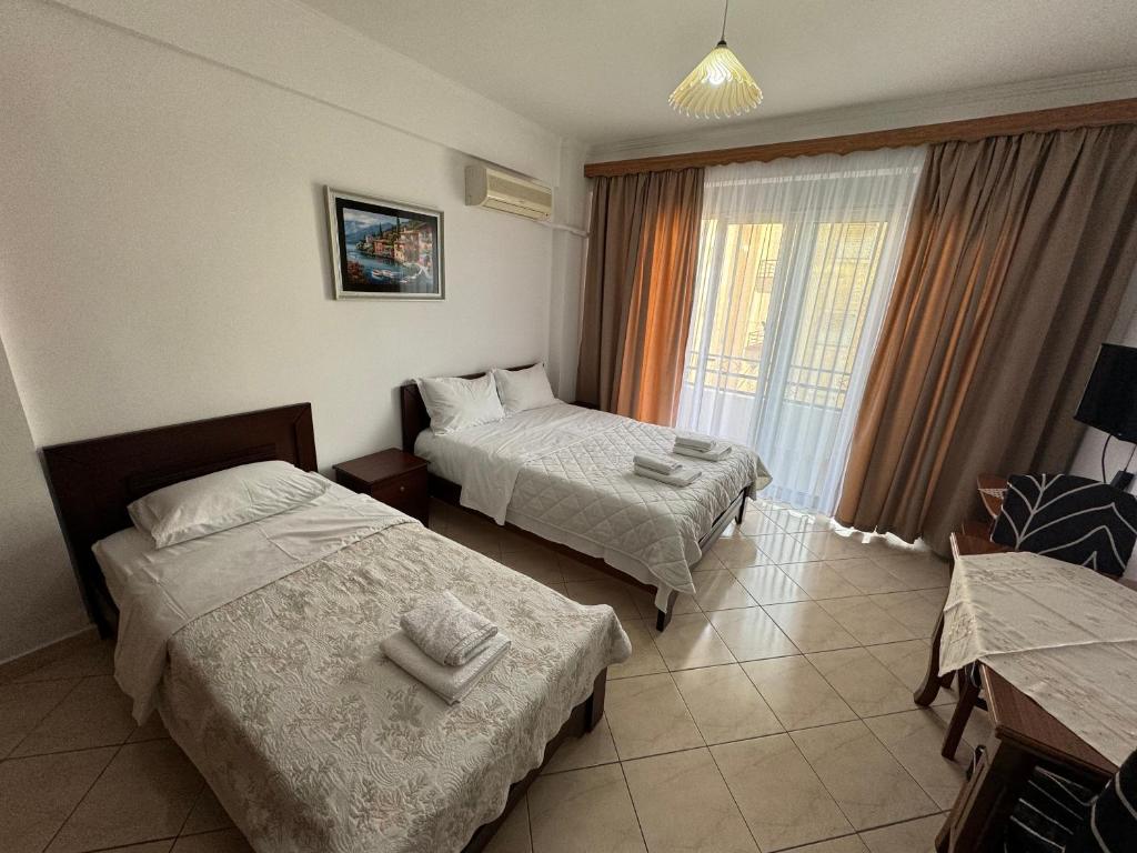 萨兰达Comfort Apartments Promenade的酒店客房设有两张床和窗户。