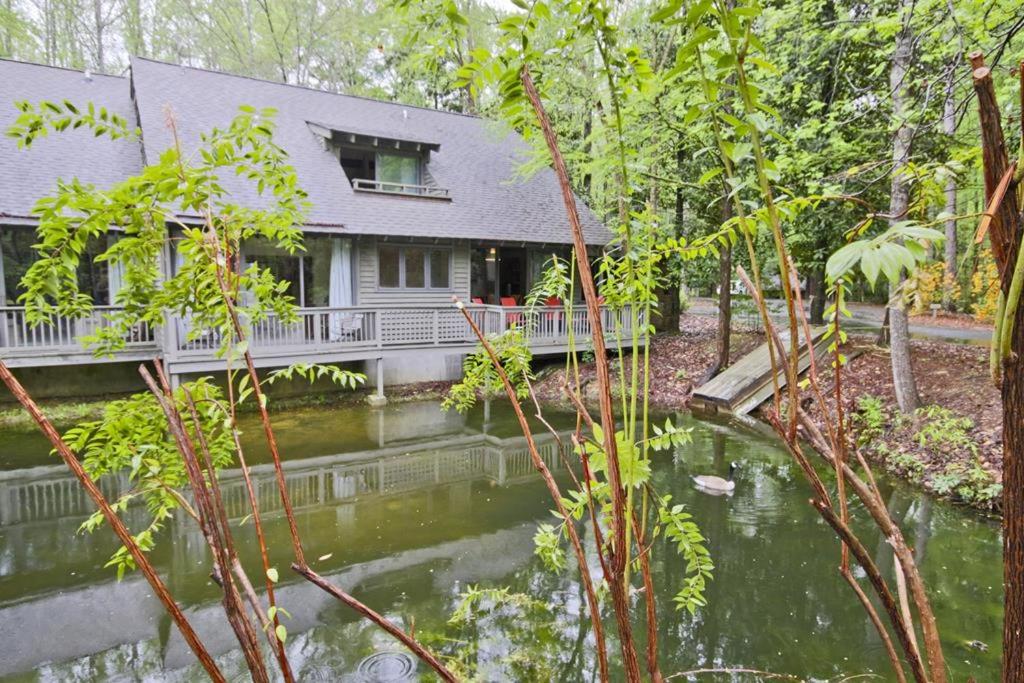 派恩芒廷卡拉威花园度假村 的河边树林中的房屋