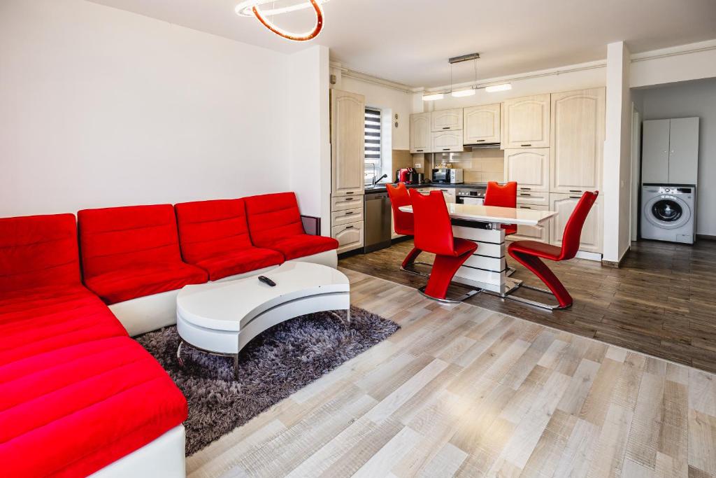 谢林伯尔Leon's home的客厅配有红色沙发和红色椅子