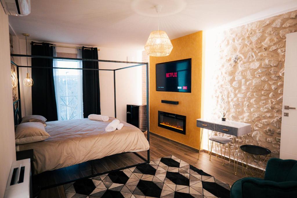 伊塞尔尼亚Bellavista bedroom的卧室配有一张床,墙上配有电视。