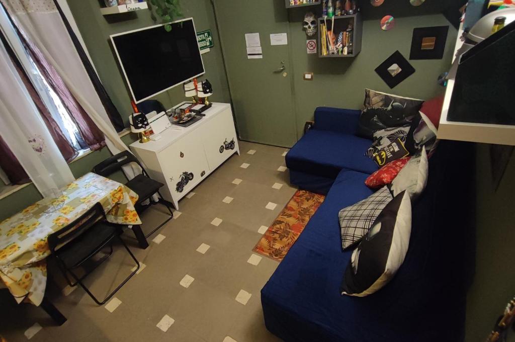 蓬泰代拉Batman secret的客厅配有蓝色的床和电视