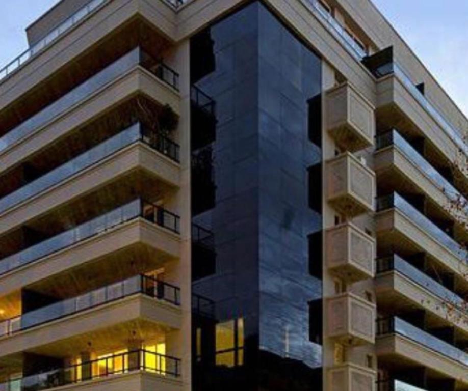 布宜诺斯艾利斯Hermoso depto con amenities en Belgrano的一座高高的公寓楼,灯火通明