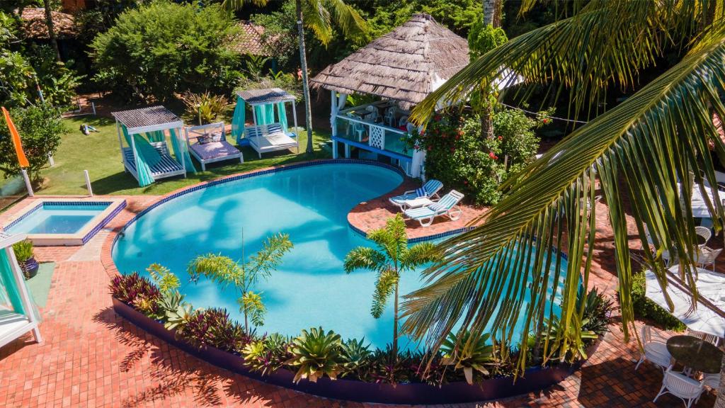 布希奥斯Barracuda Eco Resort Búzios的享有度假村游泳池的顶部景致