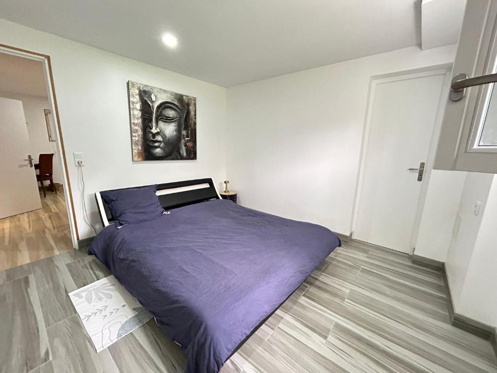 普瓦西Les Bambous的卧室在房间角落设有一张紫色床