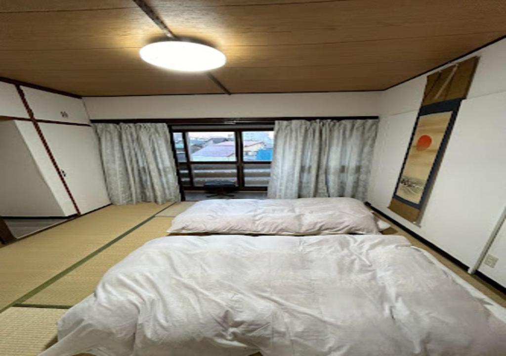 小樽Ota Apartment - Vacation STAY 16058的一间带床的卧室,位于带窗户的房间内