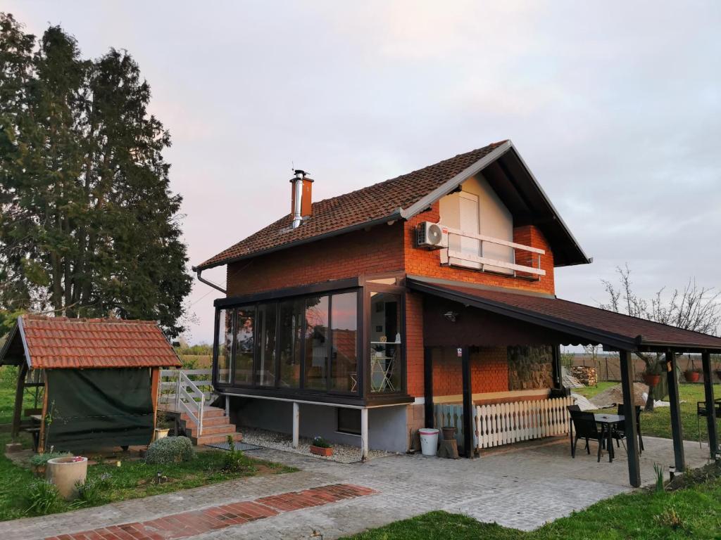 SotinKuća za odmor Bella的一间拥有许多窗户的小房子
