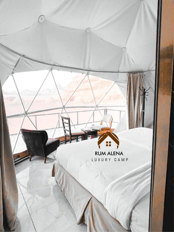 瓦迪拉姆RUM ALIENA LUXURY CAMP的客房内的白色帐篷,配有一张床