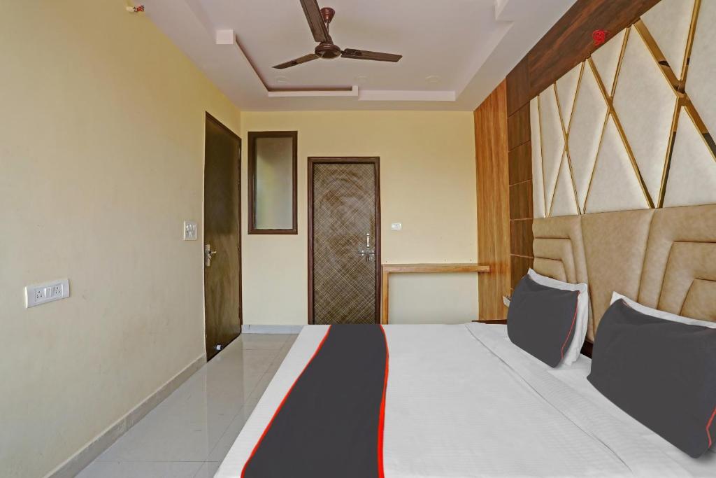 IndirapuramCapital O Mt Corporate Stays Near Iskcon Temple Noida的一间卧室配有一张床和吊扇