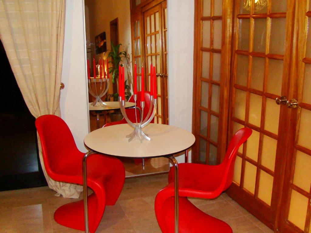 里斯本特佐公寓的一张桌子和四把红色椅子