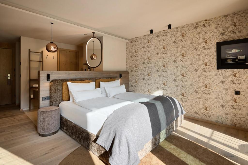 巴迪亚Badia Hill的一间卧室设有一张大床和石墙