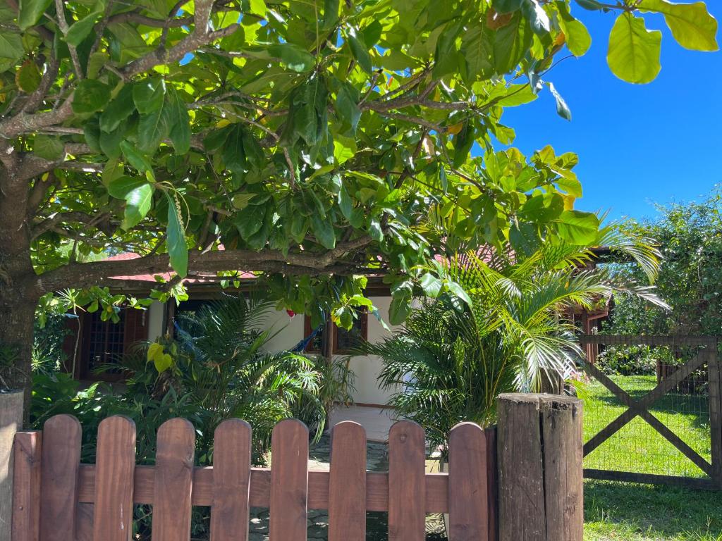 加罗帕巴Casa na Barra ampla e arejada com jardim incrível的房屋前的木栅栏