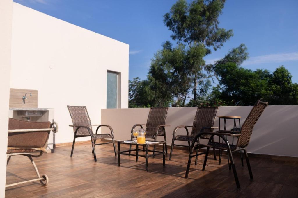 恩卡纳西翁Habitación con amplia terraza en Encarnacion的庭院里摆放着一组椅子和一张桌子