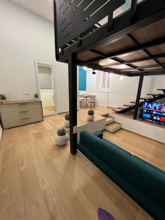 马里利亚诺Da Lello: Luxury Loft strategico的客厅配有沙发和桌子