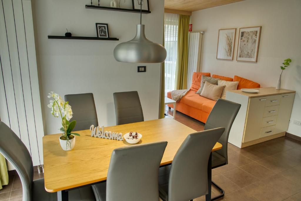 托波尔希卡Apartma Pikabooth的一间带木桌和椅子的用餐室