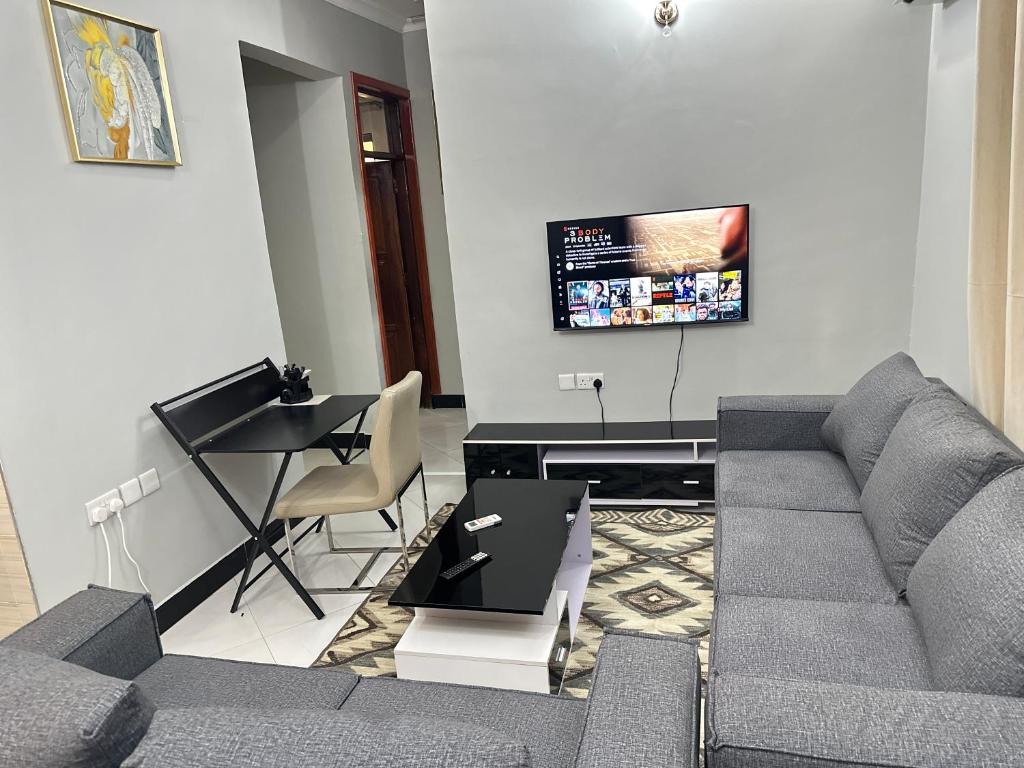 达累斯萨拉姆Rejao Homes的客厅配有沙发和桌子