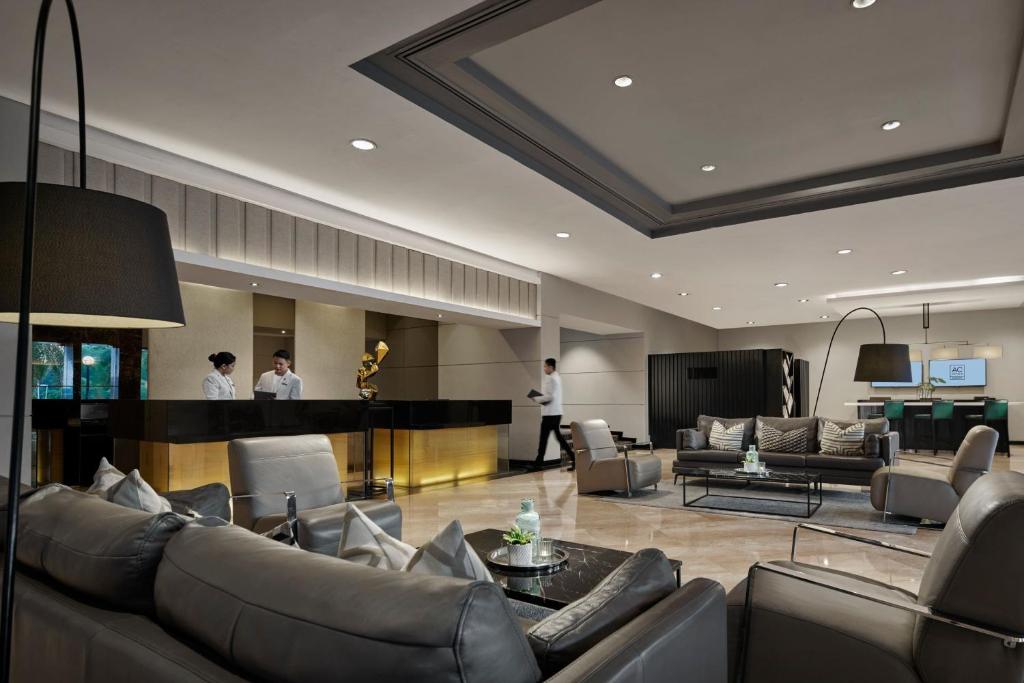 关丹AC Hotel by Marriott Kuantan的带沙发的大堂和酒店酒吧