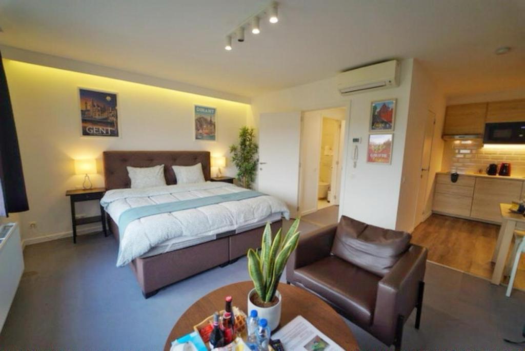 扎芬特姆Arku apartments Brussels Airport的卧室配有1张床、1张桌子和1把椅子