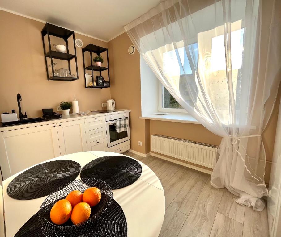 派尔努Pärnu Beach Apartment的厨房里配有橙子桌